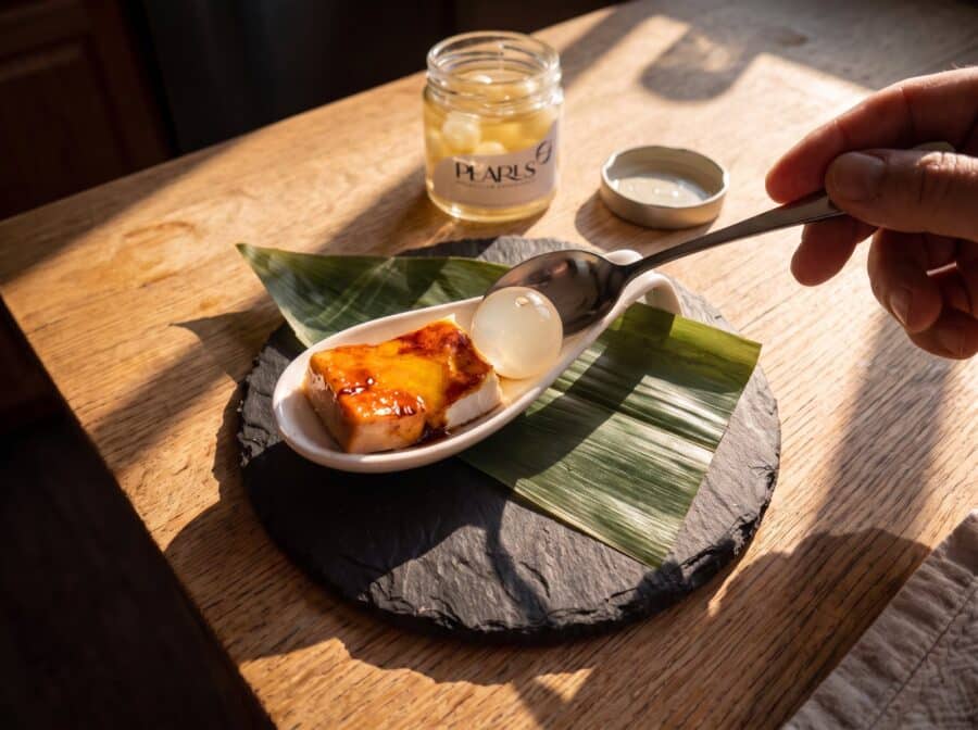 Pearls de Ron Vainilla Coco, paso 3: una Pearl cae de la cucharilla junto al foie y el brie caramelizados