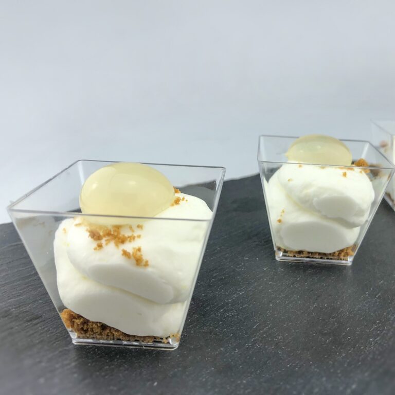Pearls de Mojito, vasitos de mousse de limón con crumble de galleta y una Pearl encima