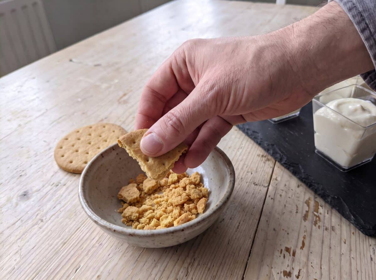 Desmenuzando galletas con los dedos para el crumble