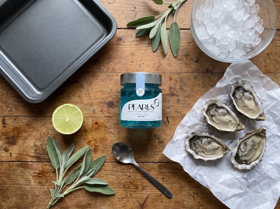 Ingredientes: 4 ostras abiertas, hielo picado, salvia, lima y frasco de Pearls de Gin Tonic