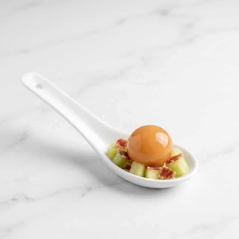 Pepino y jamón ibérico en cuchara de porcelana con una Pearl de gazpacho