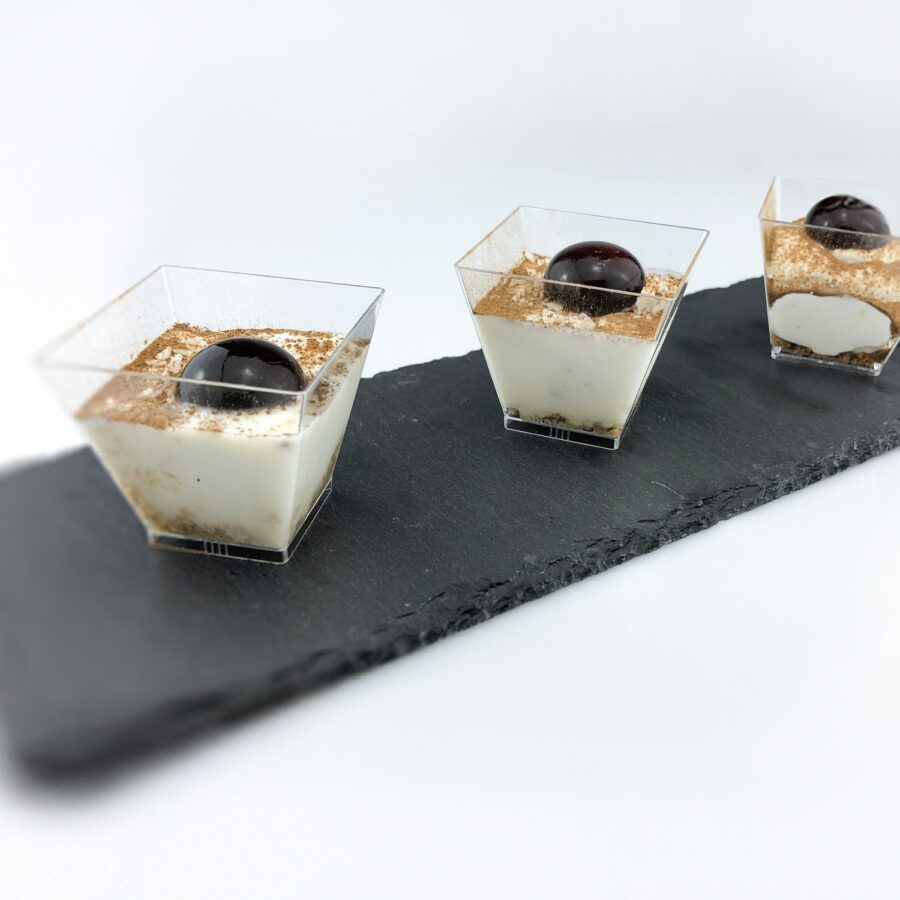 Tiramisú en vasitos con una Pearl de Ron Café