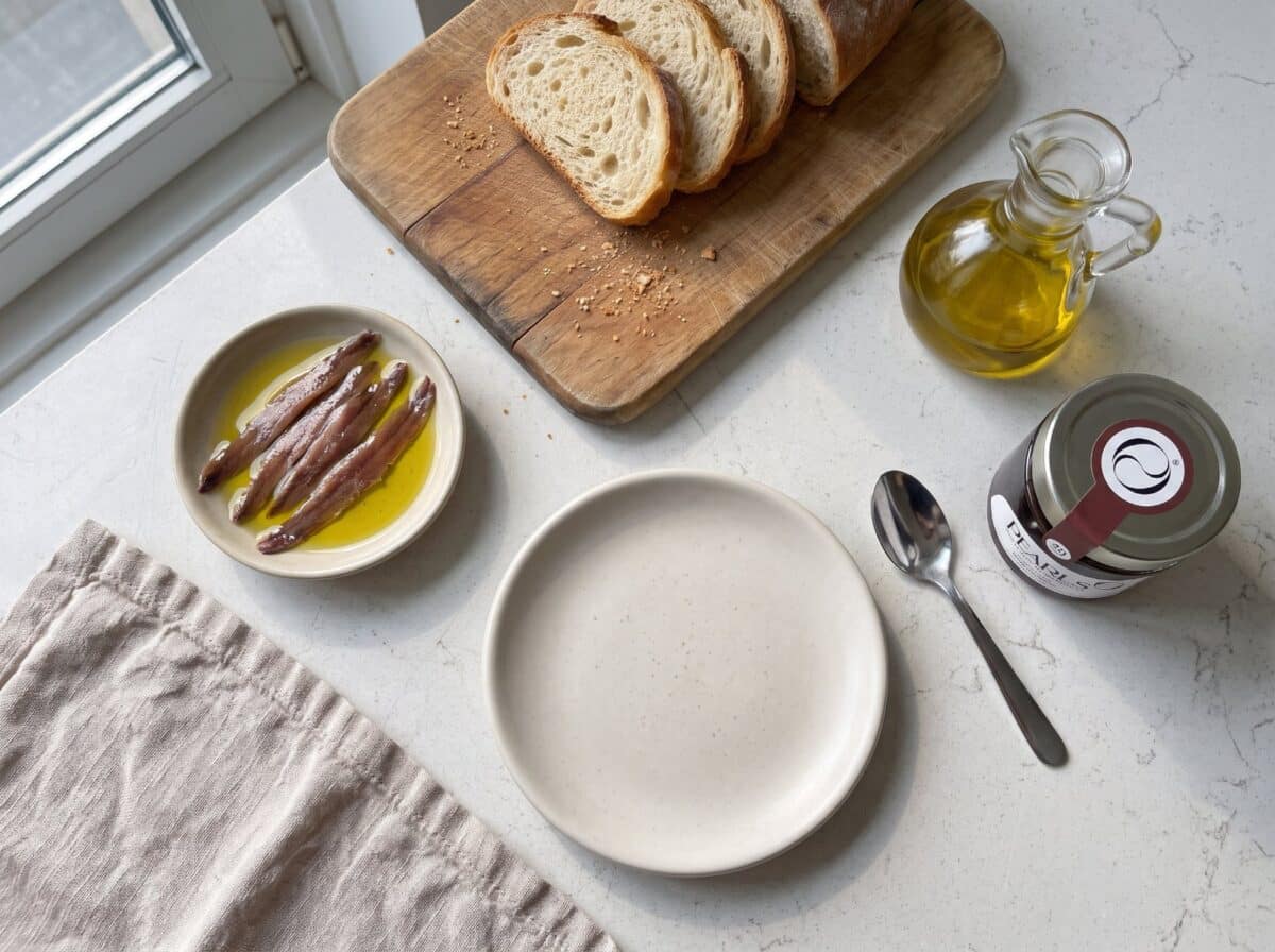 Ingredientes de la tosta de anchoa con Pearl de Vermut Reserva: pan, anchoas, aceite y el frasco de Pearls