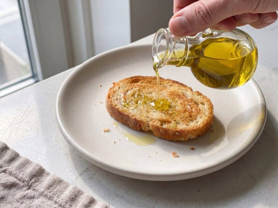 Paso 1: aceite de oliva sobre el pan recién tostado