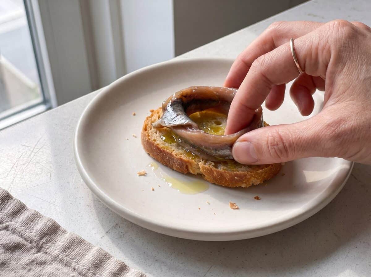 Paso 2: la anchoa enroscada en anillo sobre la tosta