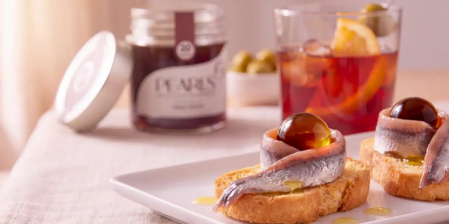 Tosta de anchoa con una Pearl de Vermut Reserva y un vermut al lado