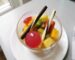 Copita de cristal con macedonia de kiwi, fresa, mango y piña, dos barquillos de chocolate y una Pearl de Frambuesa encima