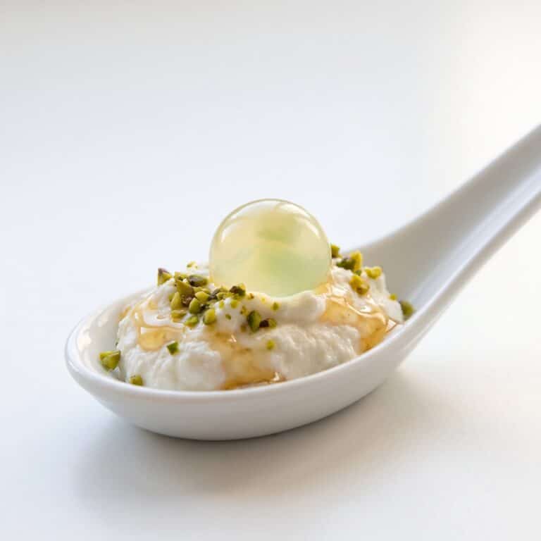 Pearls de Limoncello, cuchara de ricotta con miel y pistacho picado y una Pearl encima