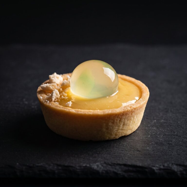 Pearls de Limoncello, tartaleta de crema de limón con merengue seco y una Pearl encima