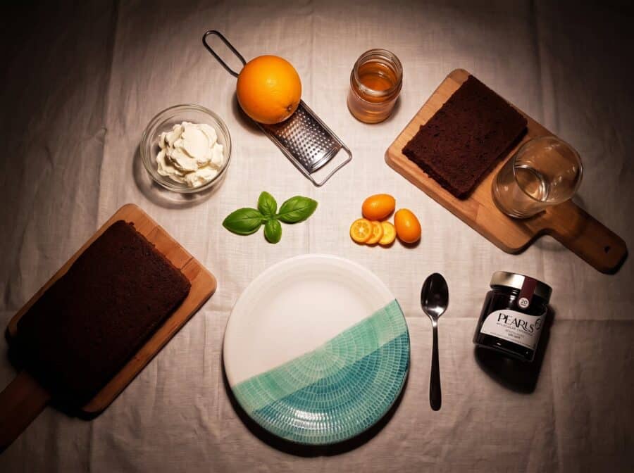 Ingredientes del tiramisú twist: mascarpone, naranja, miel, bizcocho de chocolate, albahaca, kumquat y frasco de Pearls de Ron Café