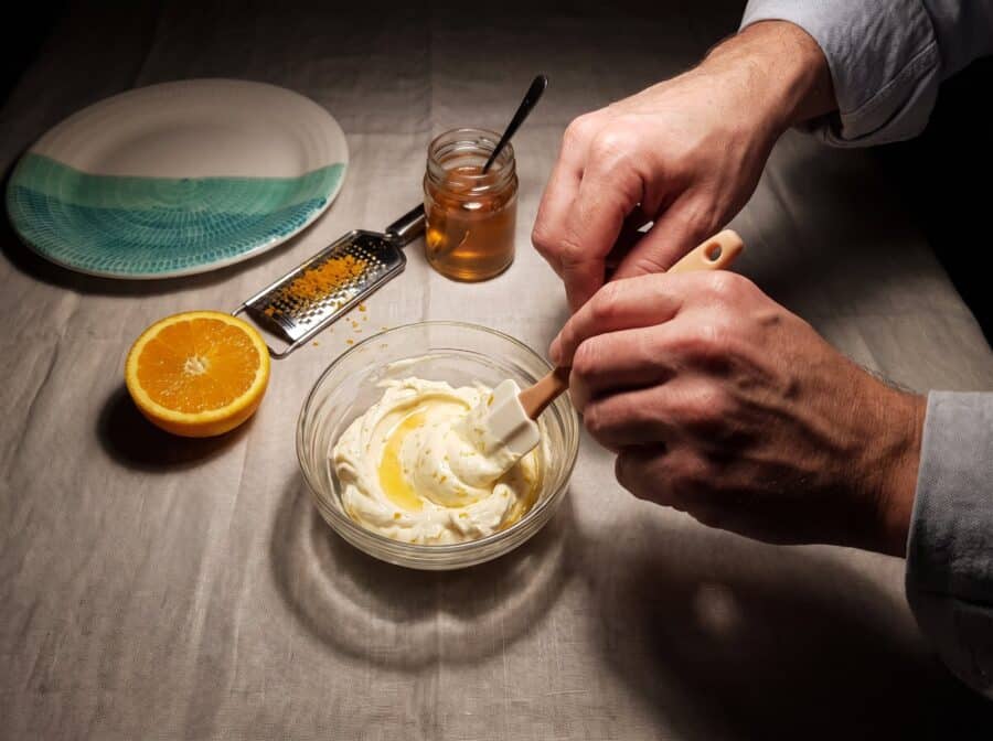 Mezclando el mascarpone con zumo y ralladura de naranja y miel