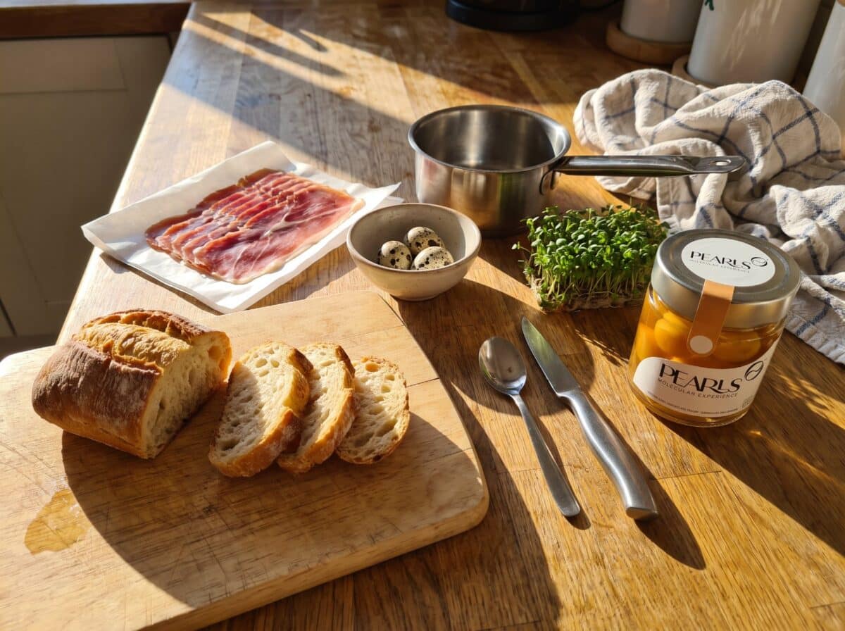 Ingredientes: pan, jamón ibérico, huevos de codorniz, brotes y frasco de Pearls de Gazpacho